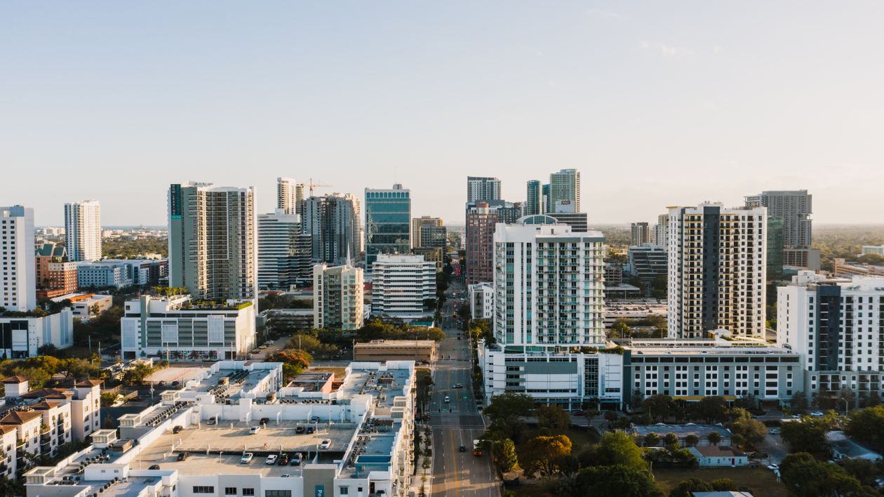 Torres de condominios en el centro de Fort Lauderdale al atardecer con una grúa de construcción activa