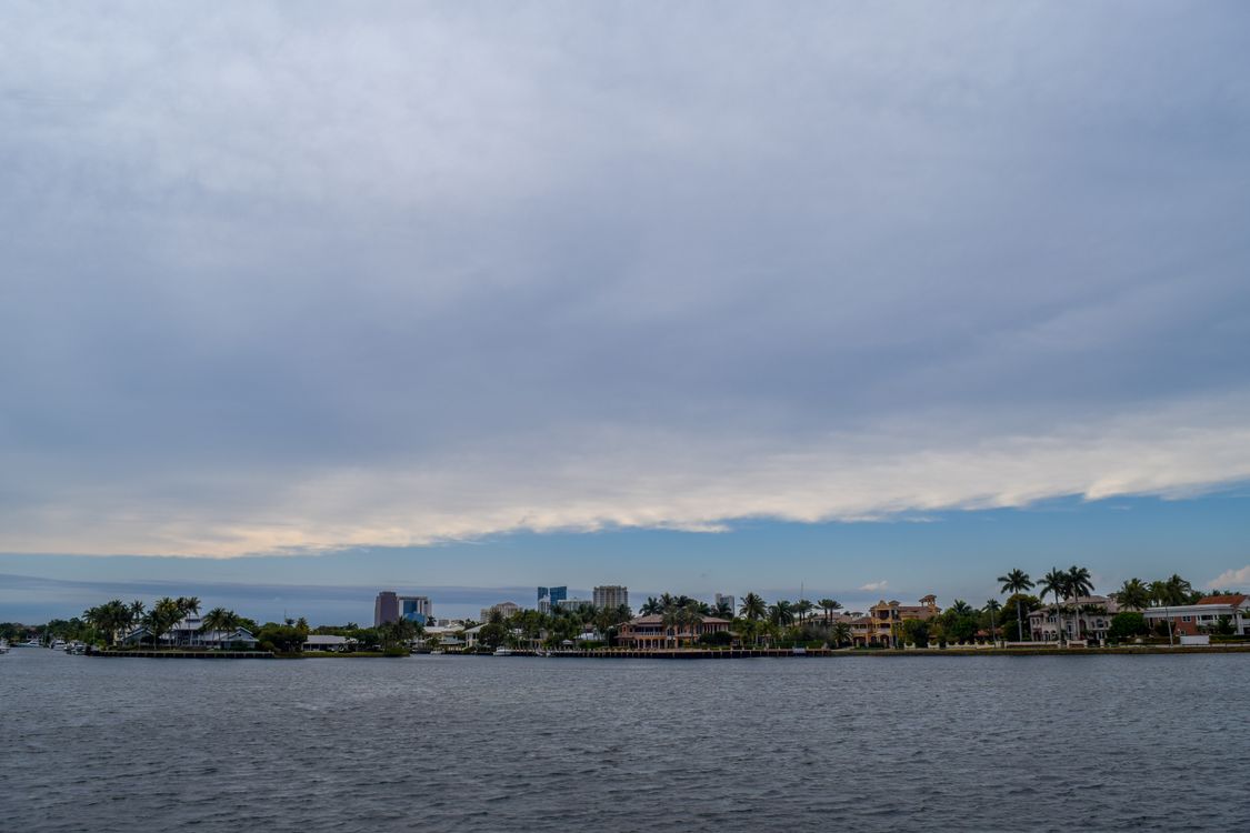 Mansiones frente al Intracoastal en Fort Lauderdale con el horizonte del centro al fondo