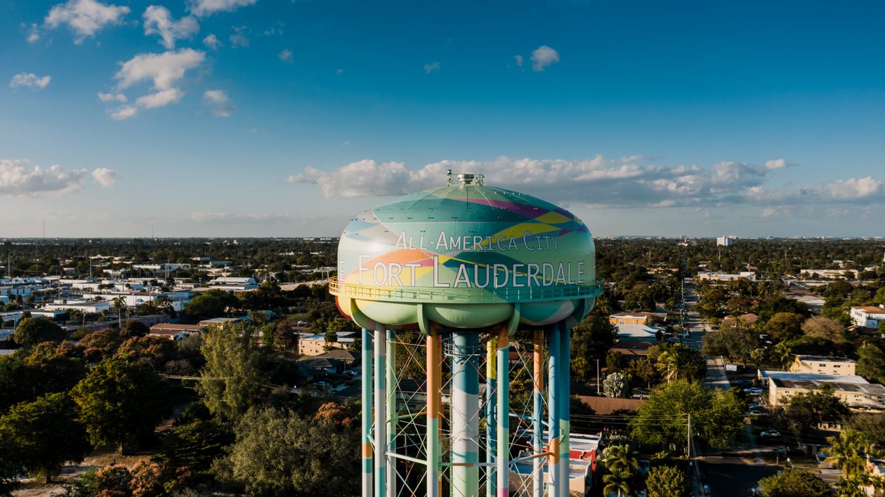 Torre de agua municipal de Fort Lauderdale sobre barrios de baja altura del condado de Broward