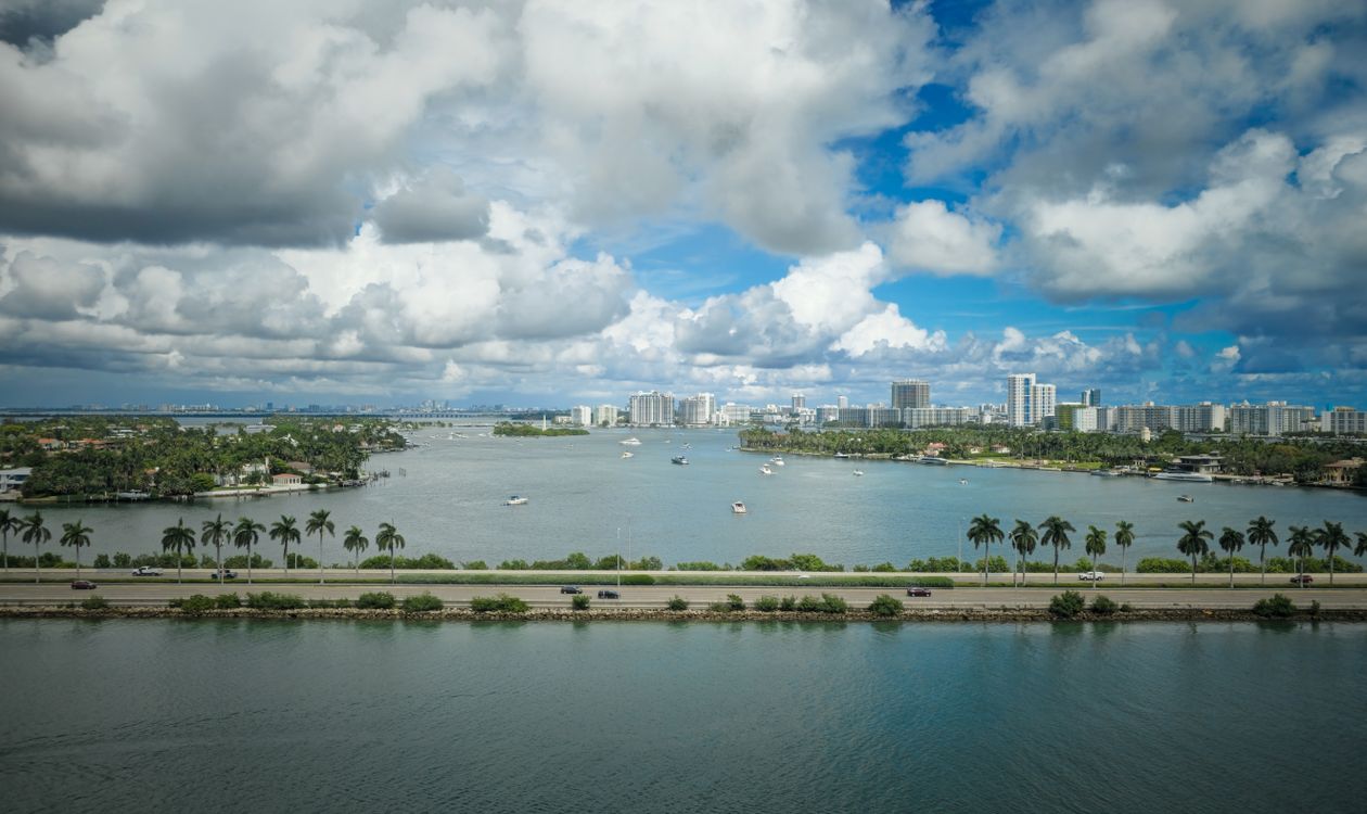 Vista aérea de las islas de la bahía de Biscayne y las propiedades frente al agua de Miami bajo nubes