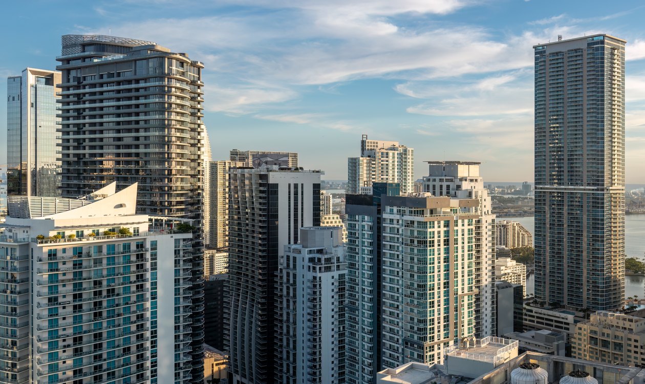 Torres de condominios de gran altura en Brickell, el distrito financiero de Miami, Florida