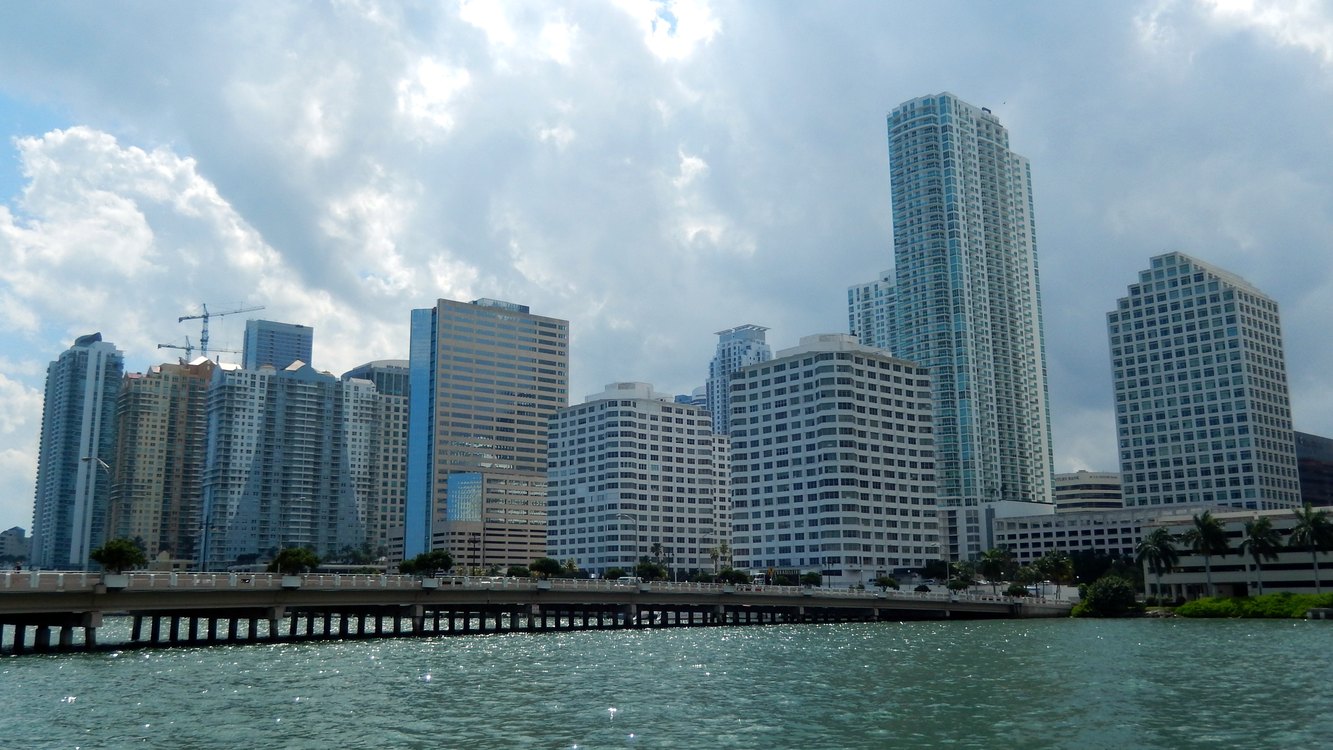 Torres de condominios frente al agua en Brickell, Miami, vistas desde Brickell Key, Florida