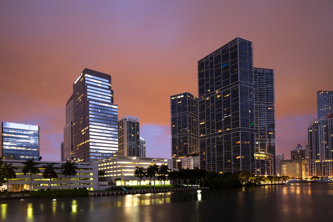 Perfil de Brickell al atardecer visto desde Brickell Key en Miami, Florida