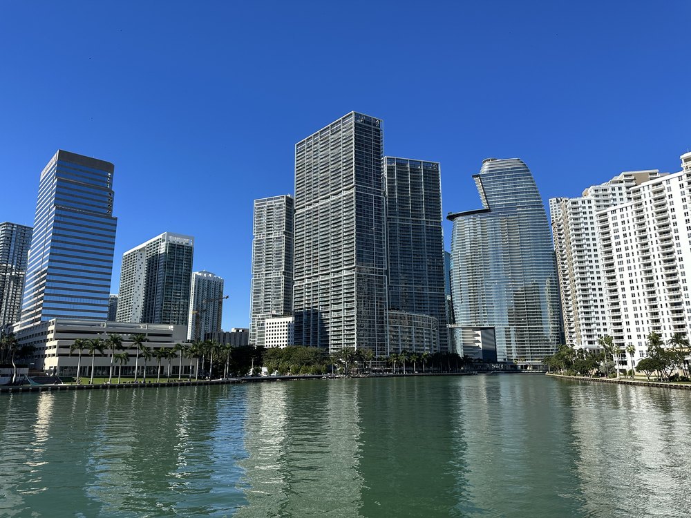 Torres de condominios del centro de Miami y Brickell al otro lado del agua, Florida