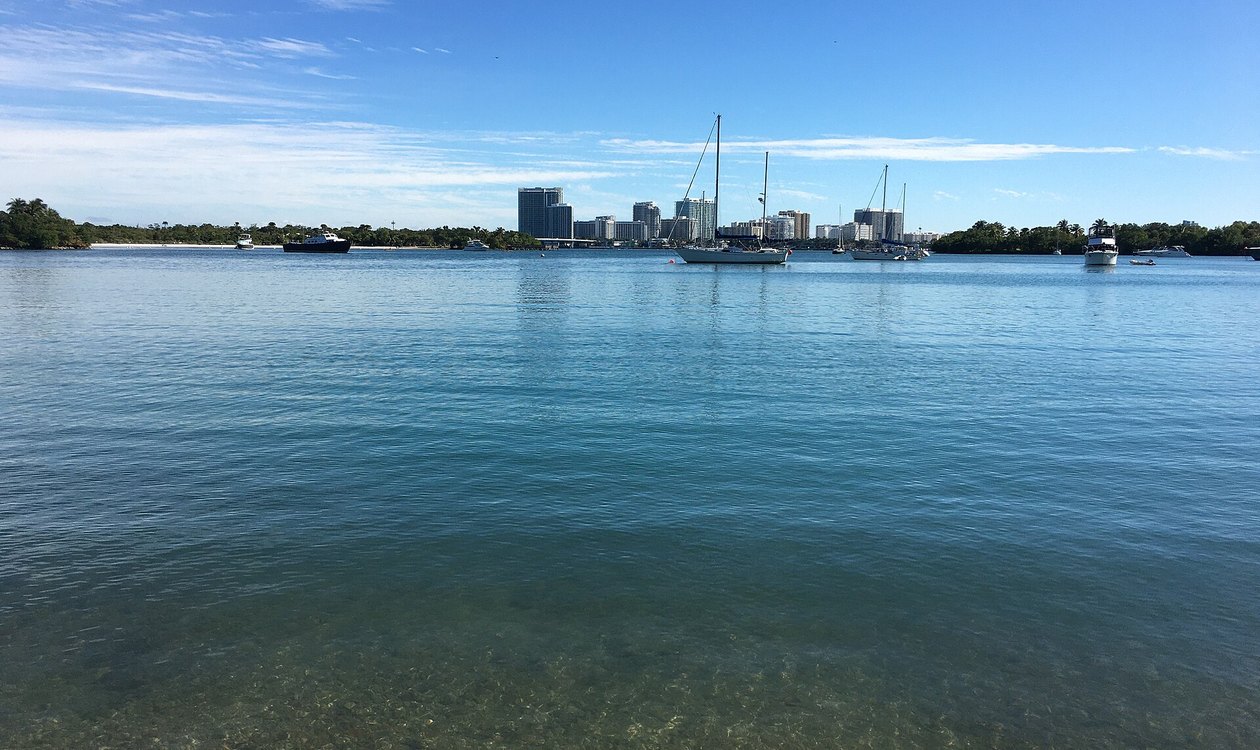 Perfil de condominios de Bal Harbour visto a traves de Biscayne Bay en el sur de Florida