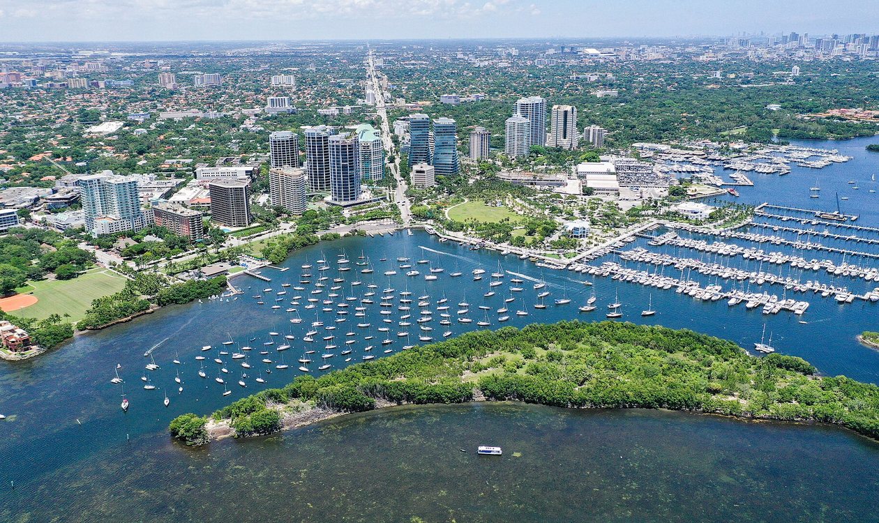 Vista aerea del centro de Coconut Grove, sus torres de condominios y la marina de Dinner Key en Miami, Florida
