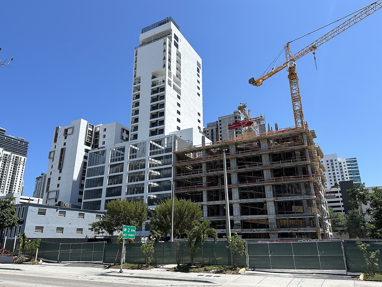 Grúa torre sobre un condominio de Miami en construcción tras el cierre de su préstamo