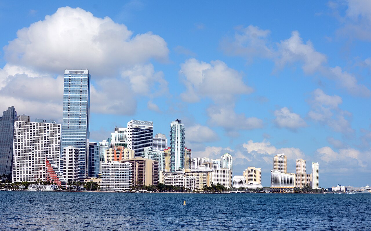 Torres de condominios de Brickell y el centro de Miami cerca del río Miami donde se levantará Faena Residences
