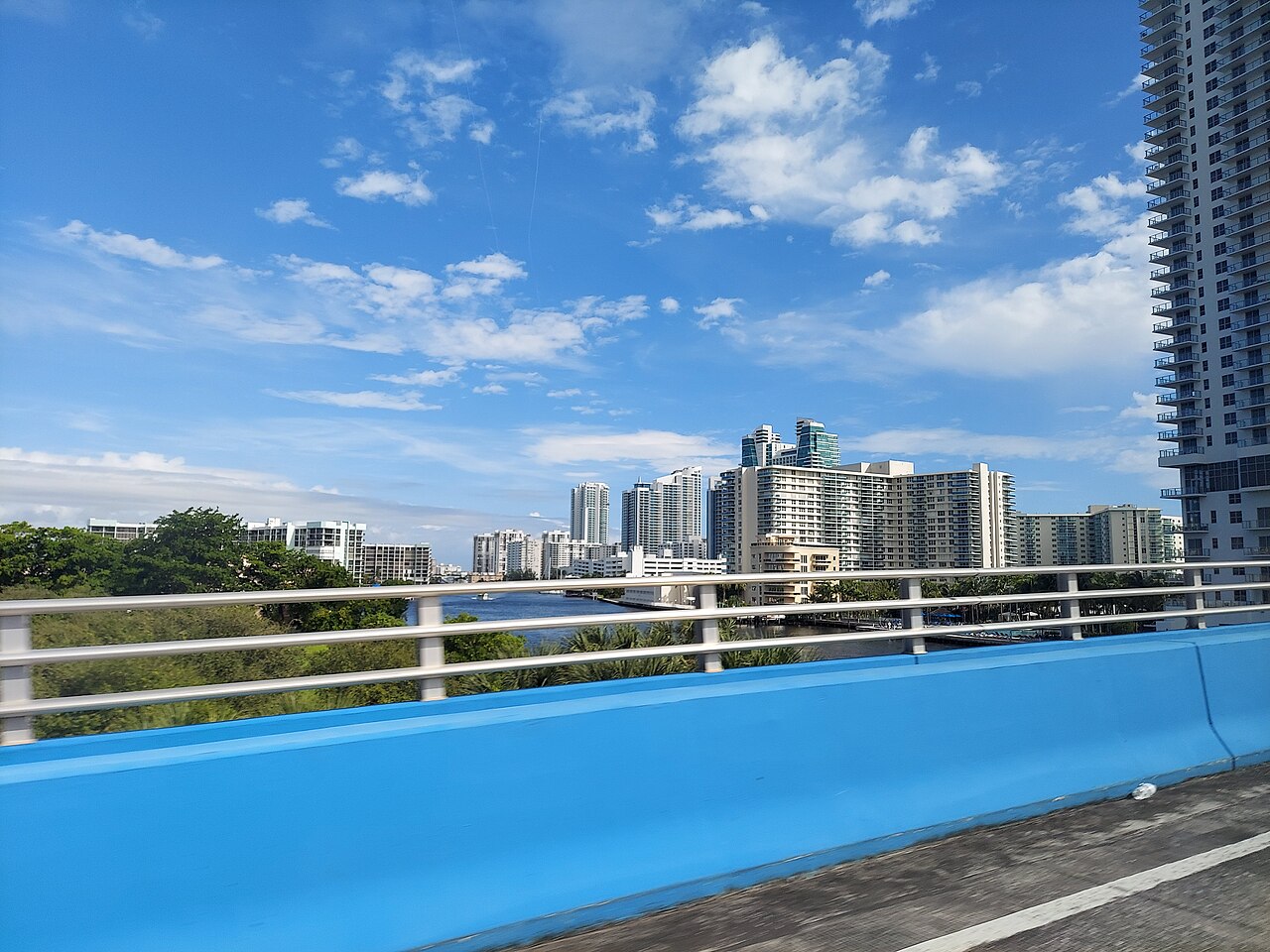 Torres de condominios frente al agua en Hollywood, Florida, en el condado de Broward