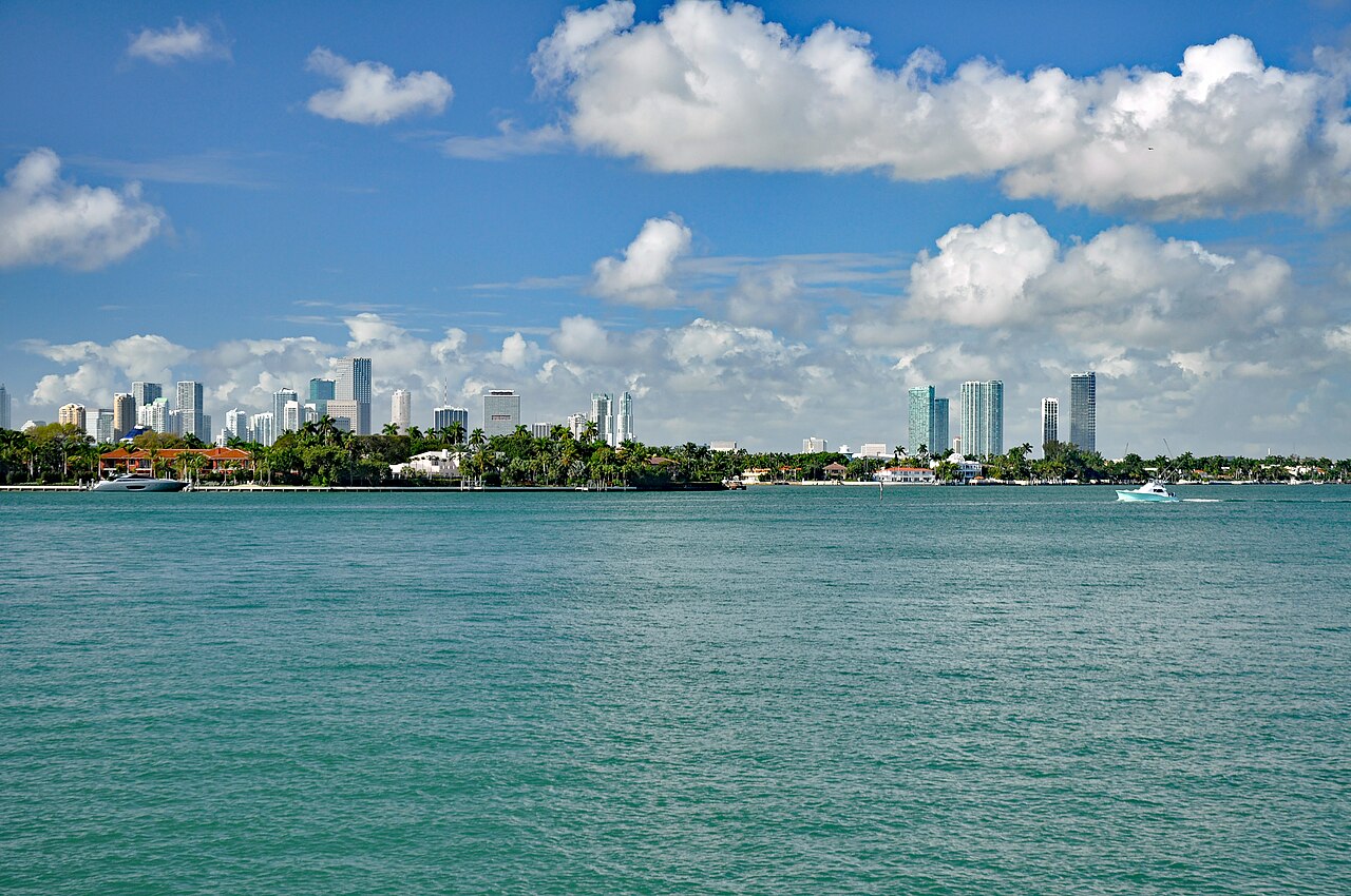 Torres de condominios del centro de Miami y Edgewater vistas desde Biscayne Bay en 2026