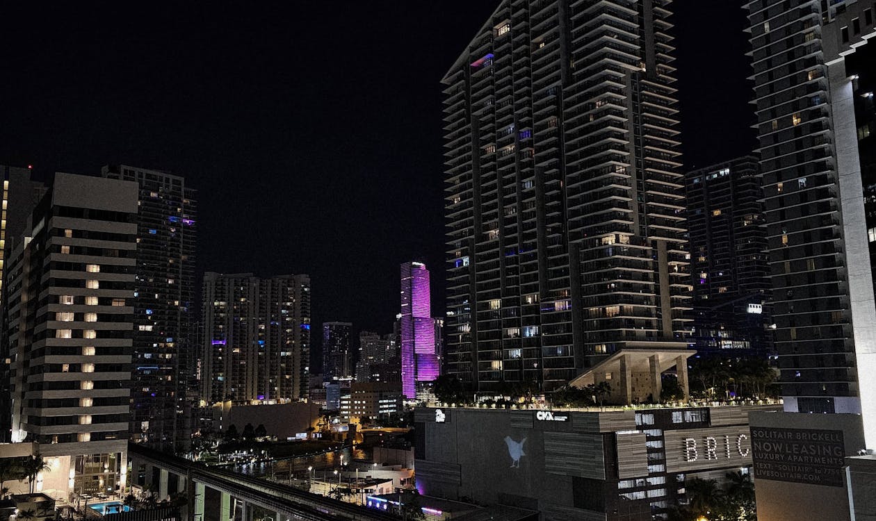 Brickell vs Edgewater vs Sunny Isles: Where to Buy Preconstrucción in Miami 2026