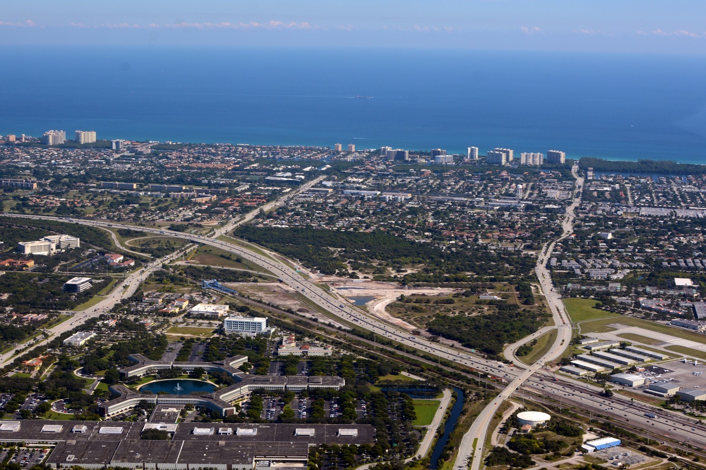 Vista aerea del frente al mar del norte de Boca Raton con el Atlantico, el Intracoastal Waterway y desarrollo costero de baja altura en el condado de Palm Beach, Florida