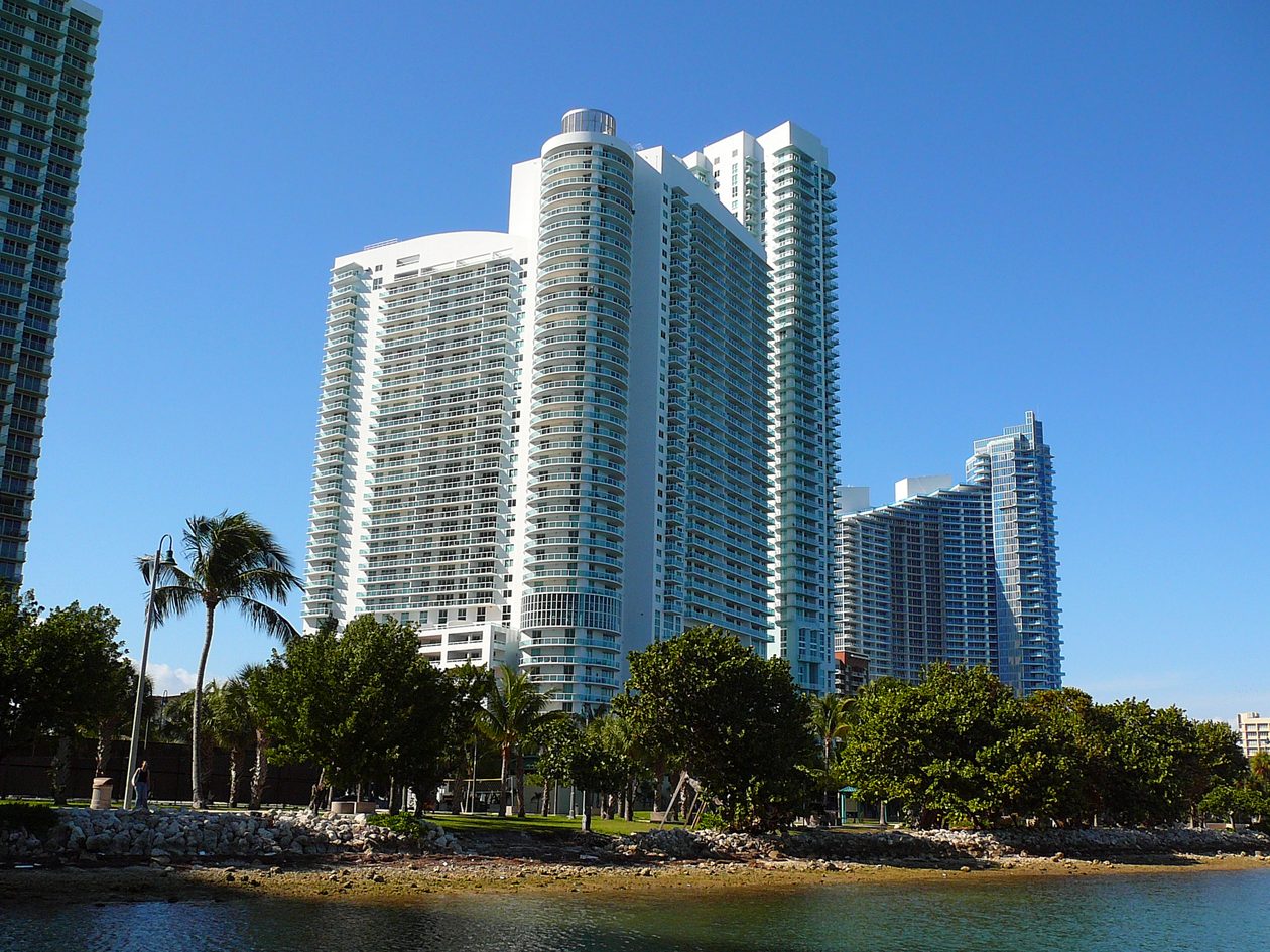 Torres de condomínios de Edgewater na baía de Biscayne