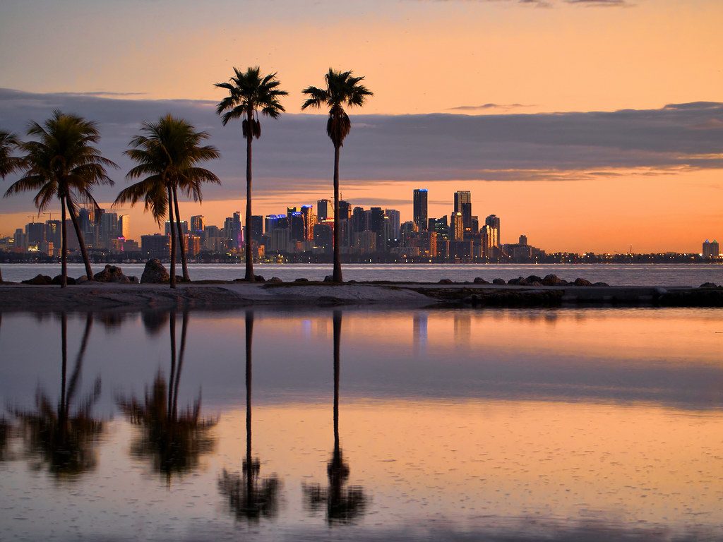 O horizonte de Miami sobre a baía de Biscayne