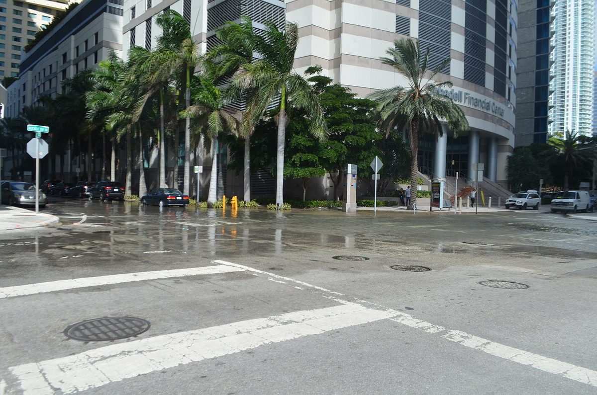 Alagamento de maré alta na Brickell Bay Drive ao pé das torres de condomínios de Miami