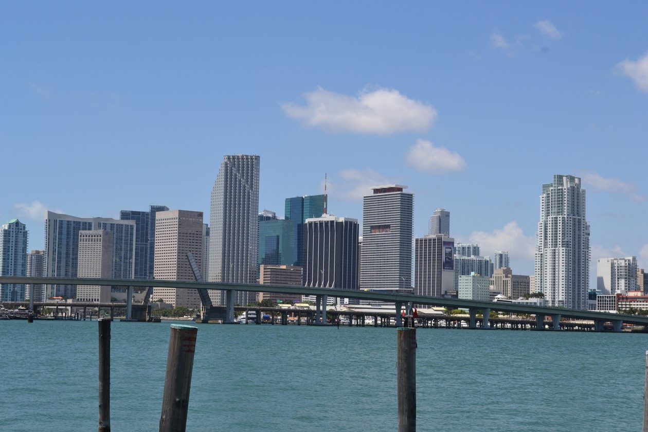 O horizonte de Miami sobre a baía de Biscayne