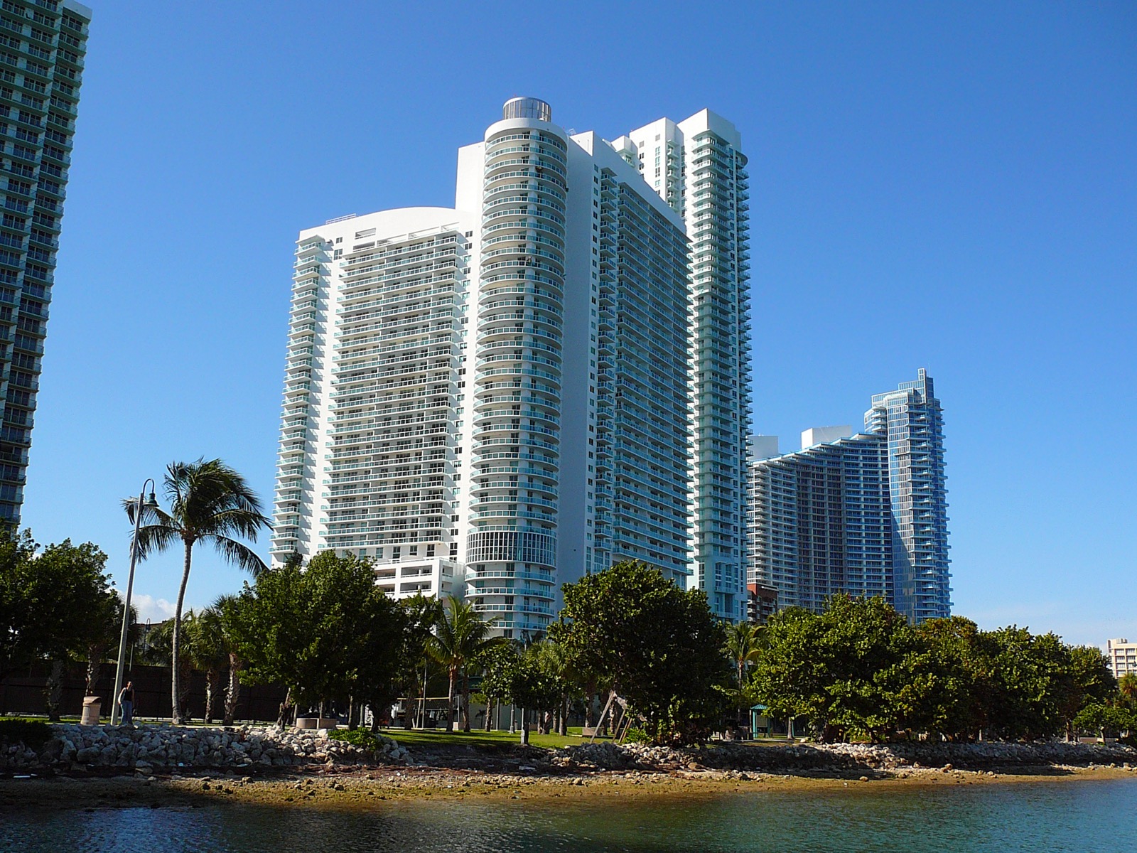 Torres de condominios frente a la bahía en Edgewater vistas desde la bahía de Biscayne, Miami