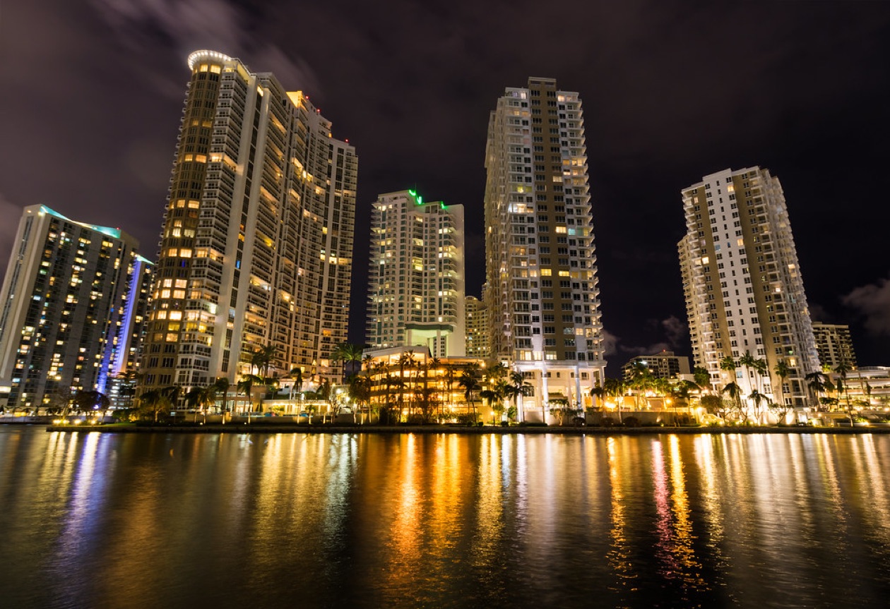 Torres de condos del río Miami iluminadas de noche
