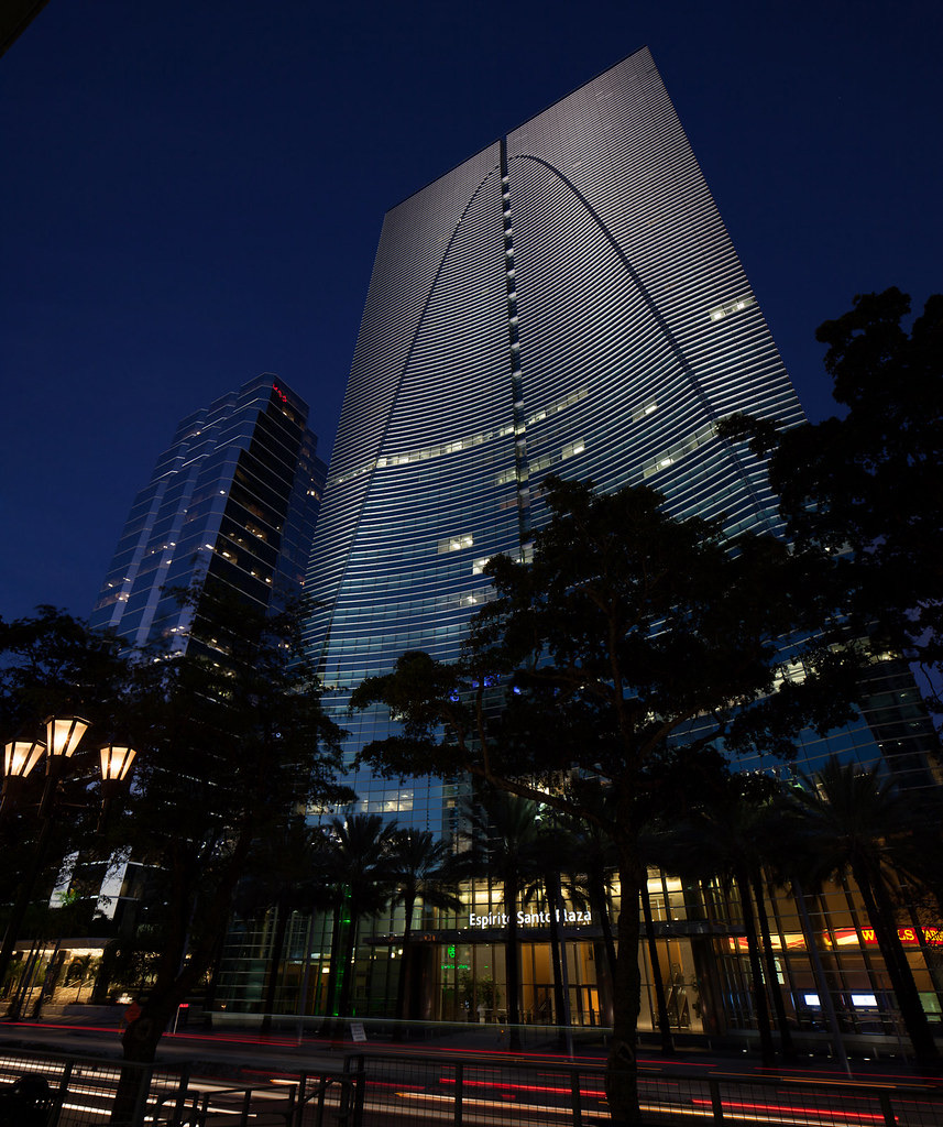 Torres de oficinas en el distrito financiero de Brickell en Miami al atardecer