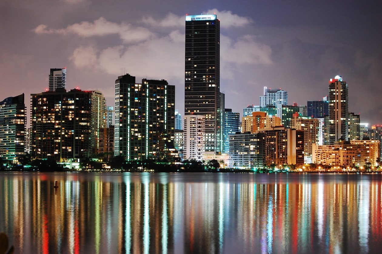 Horizonte de Brickell sobre la bahía de Biscayne de noche en Miami