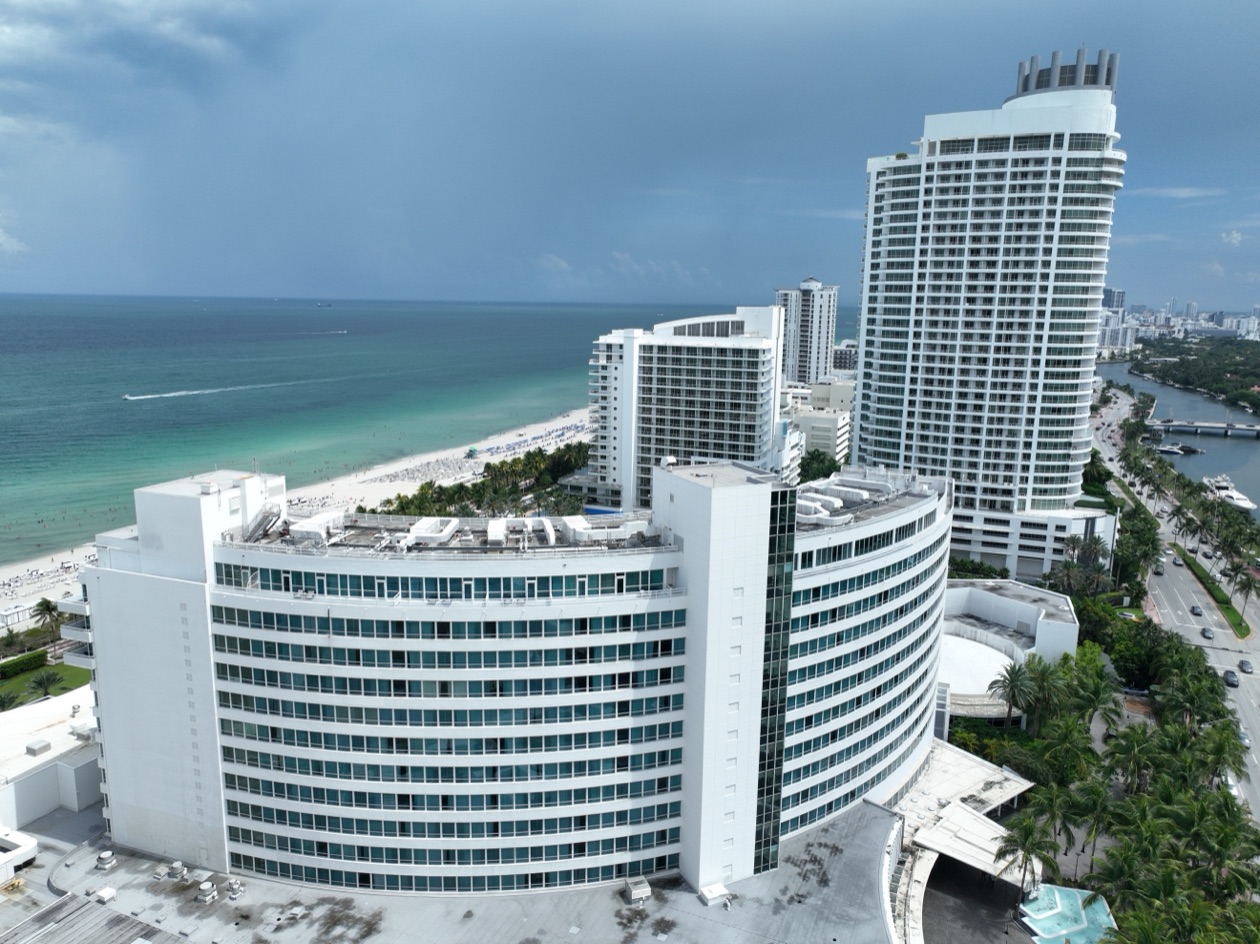 Vista aérea de las torres frente al mar en Miami Beach