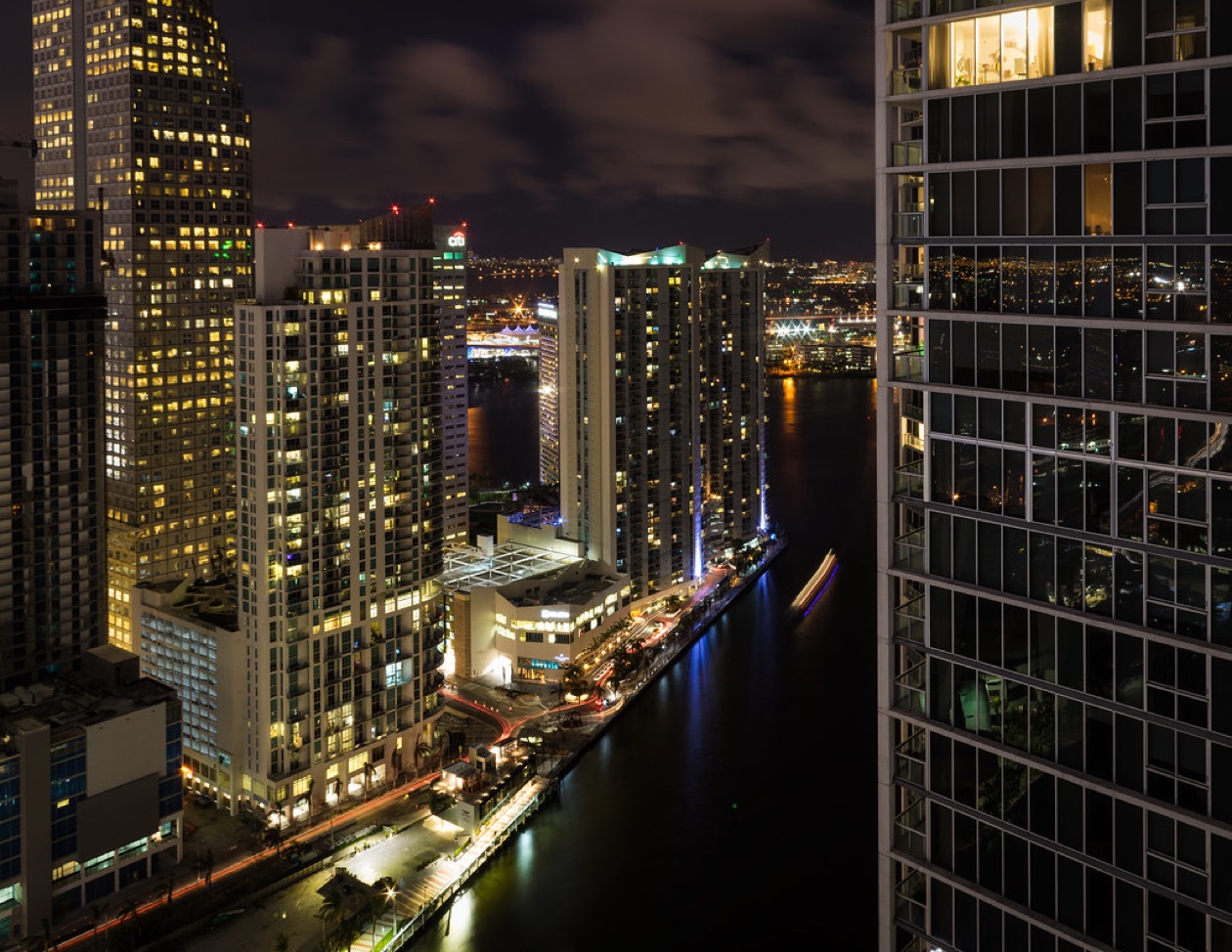 Downtown Miami y el río Miami de noche desde lo alto