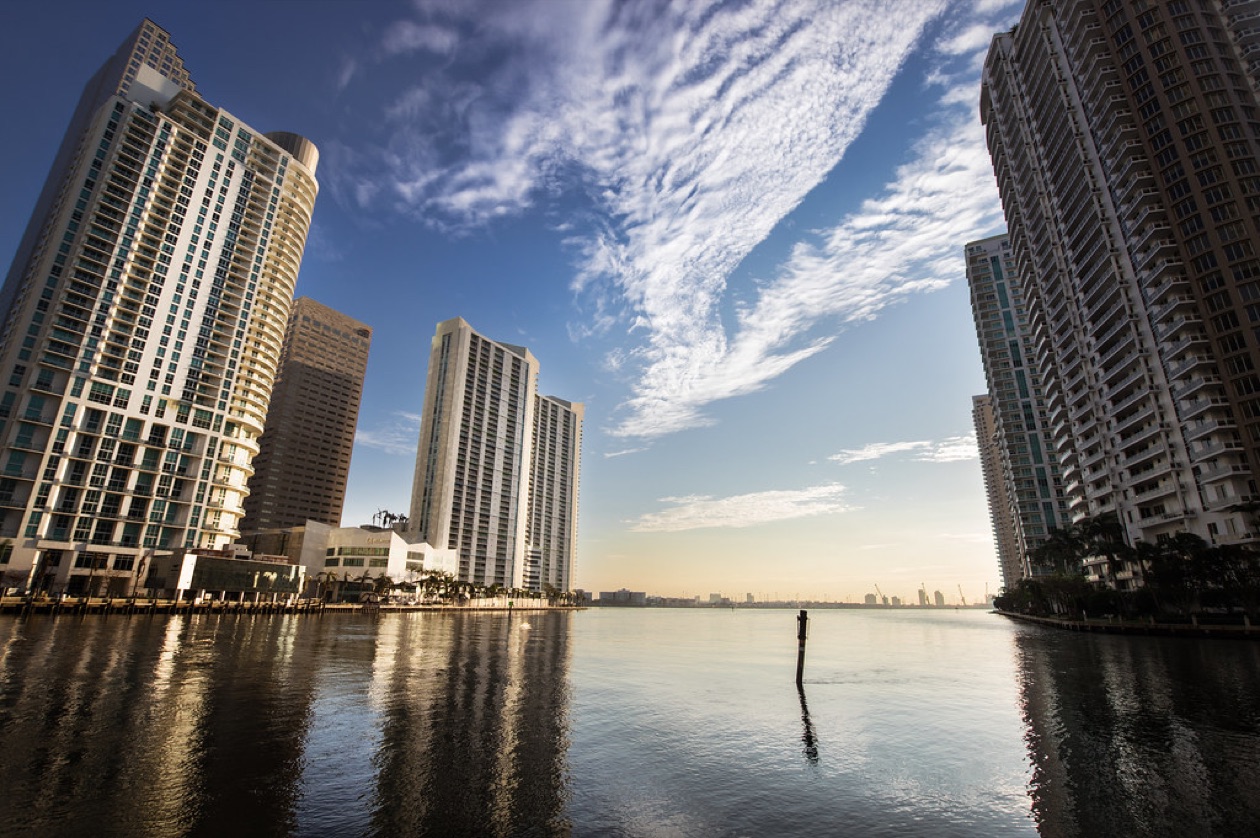 Torres de condos de Brickell Key al amanecer sobre la bahía de Biscayne