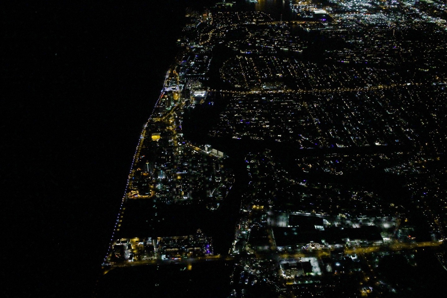 Vista aérea noturna da praia de Fort Lauderdale, com o corredor da A1A à beira-mar e as luzes da cidade no condado de Broward, Flórida