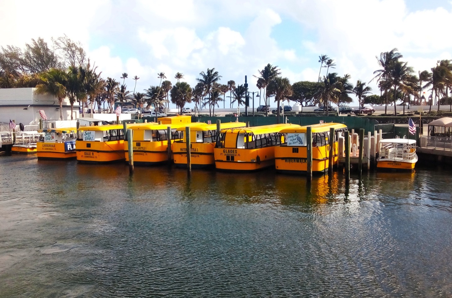 Táxis aquáticos em um canal de Fort Lauderdale, parte das 165 milhas de canais navegáveis internos que deram à cidade o apelido de Veneza da América