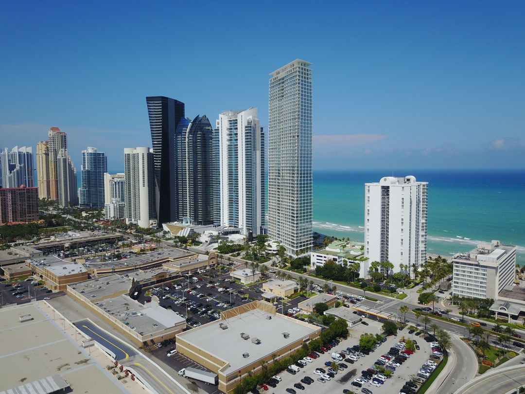 El corredor de torres de Collins Avenue en Sunny Isles Beach visto desde el aire con el Atlántico al fondo