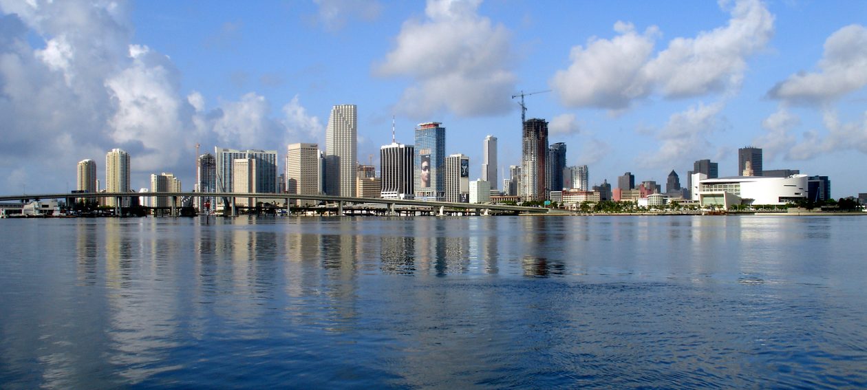 El horizonte de Miami sobre la bahía de Biscayne