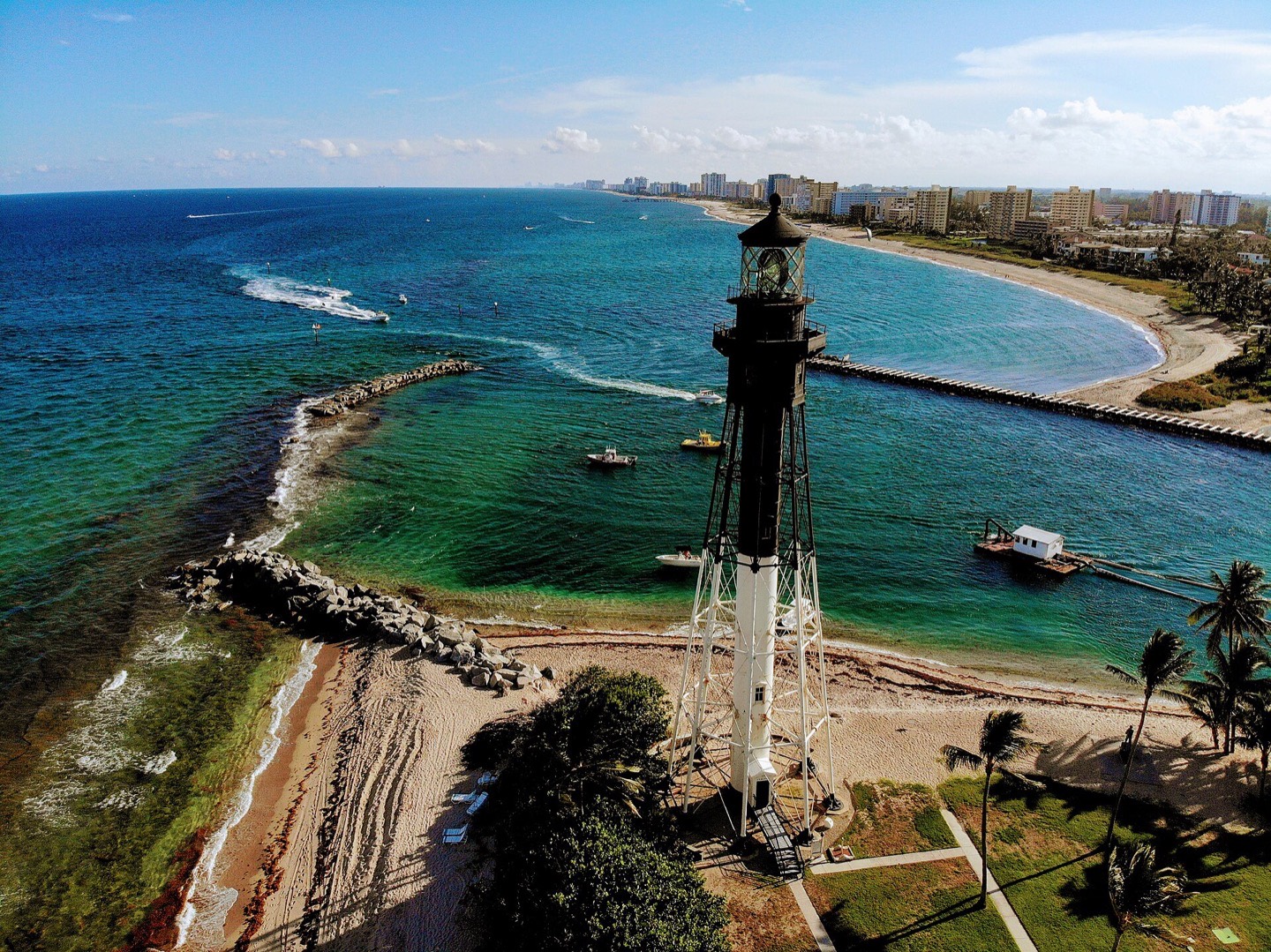 Vista aerea del faro de Hillsboro Inlet en el extremo sur de Hillsboro Beach, Florida, donde la via intracostera se encuentra con el oceano Atlantico