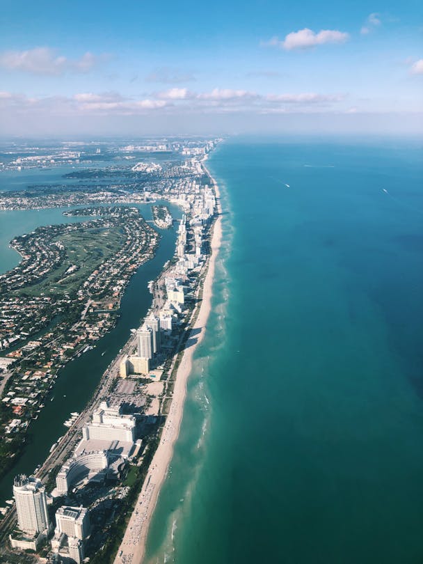 Vista aérea del litoral frente al mar del Sur de Florida cerca de Hollywood Beach mostrando el Atlántico, la playa y el corredor de la Intracostera