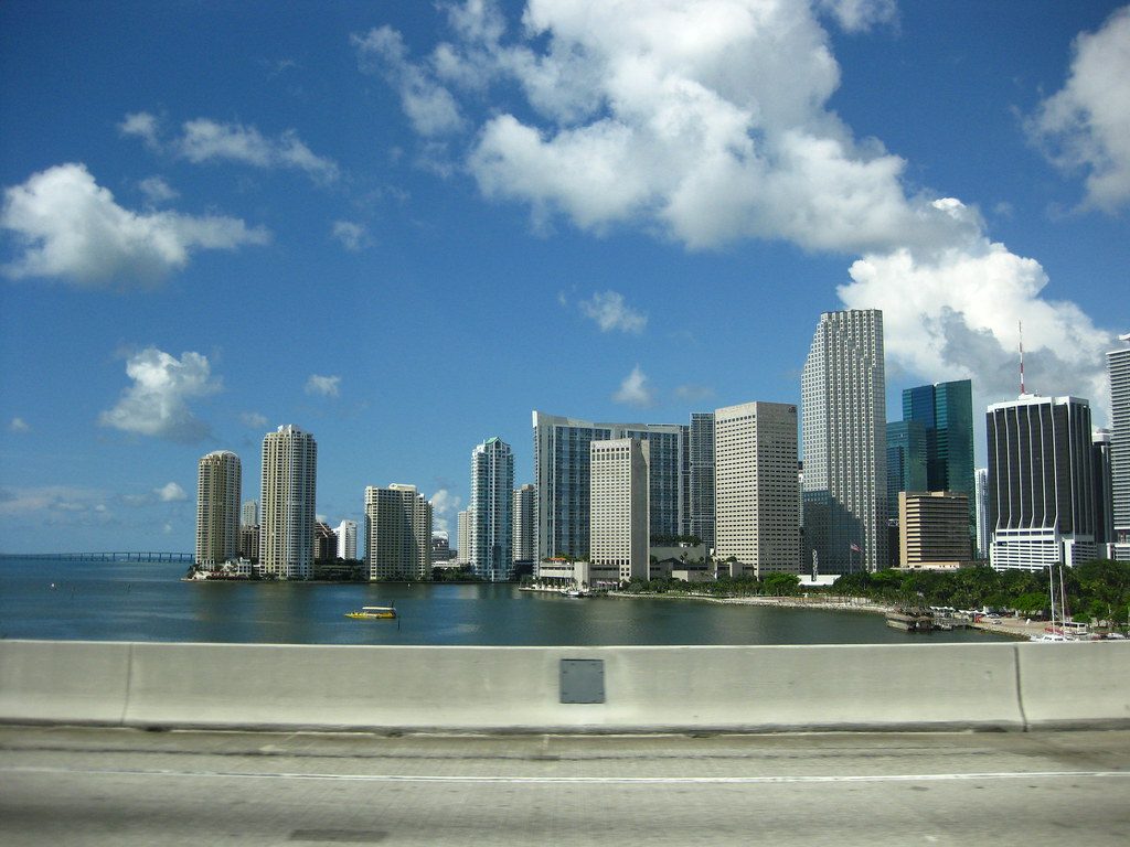 El horizonte de Miami sobre la bahía de Biscayne