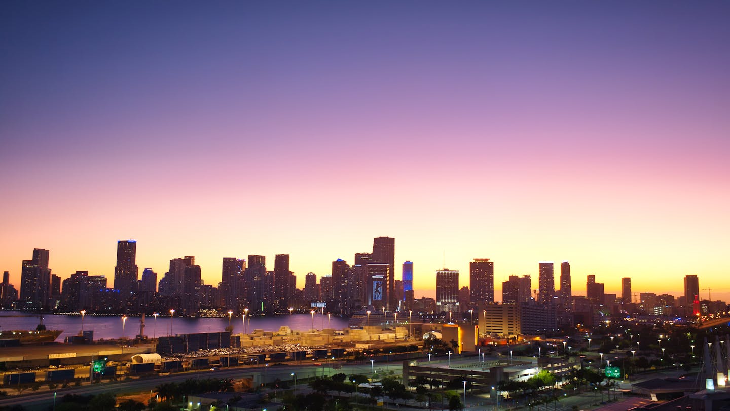 Horizonte do centro de Miami ao entardecer refletindo a escala do investimento imobiliário estrangeiro