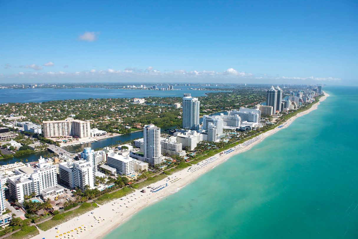 Vista aérea del corredor de condominios frente al mar de Mid-Beach en Miami Beach