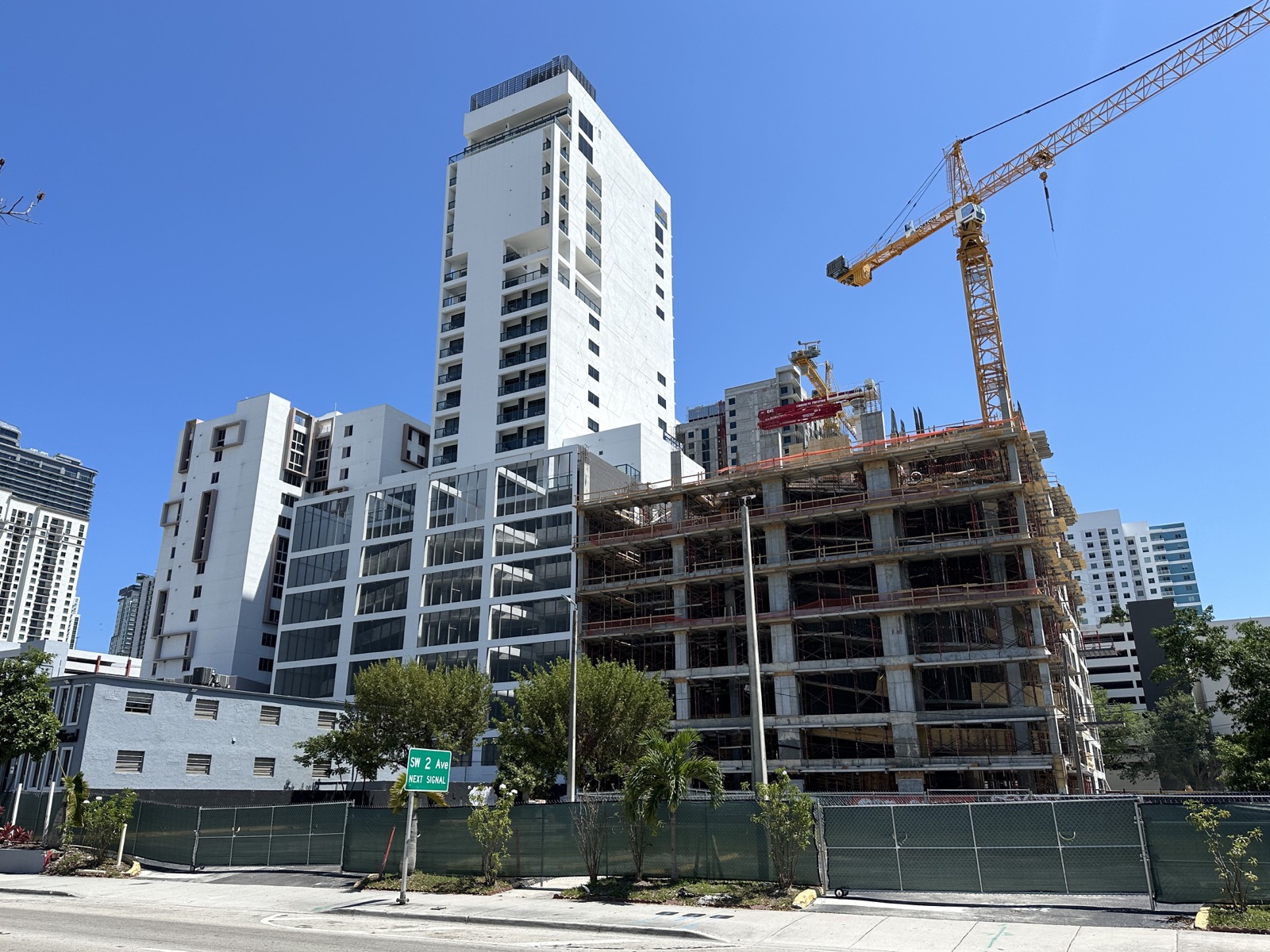 Torre de condominios en construcción con grúa en Brickell, Miami