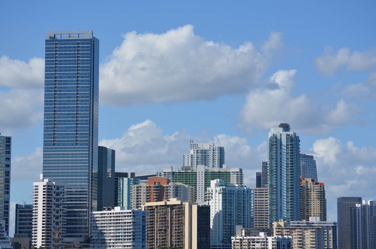 Conjunto de torres de condominios de Brickell visto desde la bahía de Biscayne, Miami