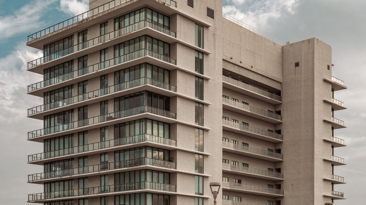 Detalhe da fachada de concreto e das varandas de uma torre de condomínio em Miami, os componentes estruturais que uma inspeção milestone examina