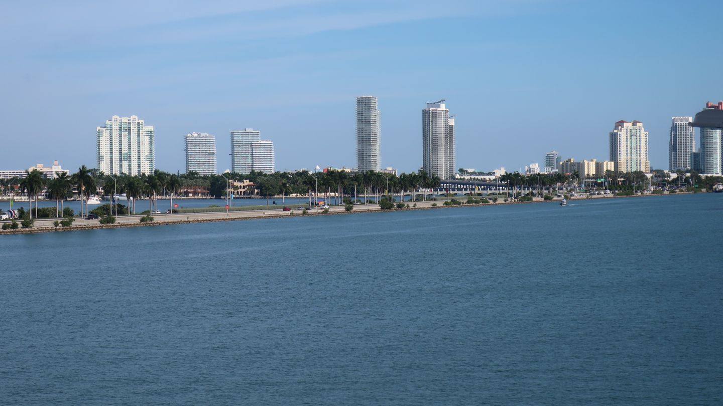 Torres de condominios de luxo do centro e Brickell de Miami vistas atraves da Baia de Biscayne, o horizonte de pre-construcao de 2026