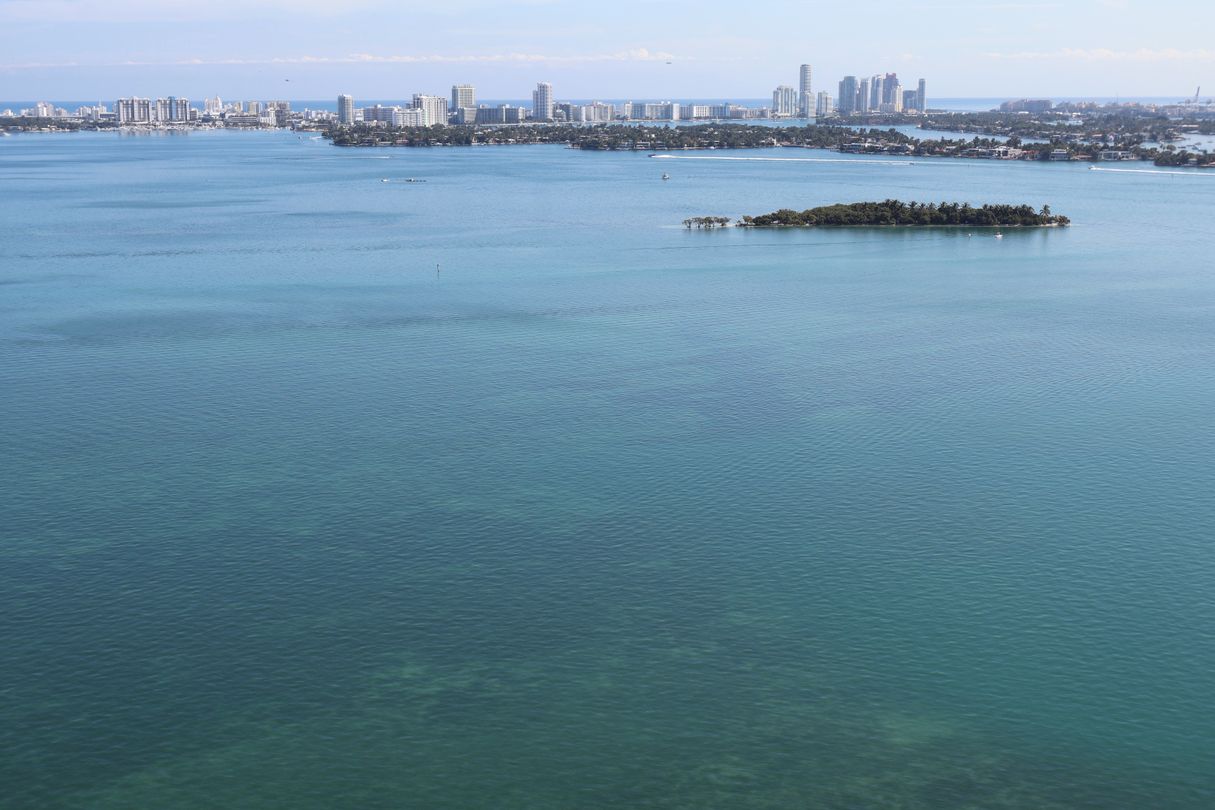 Vista aérea del horizonte de Miami frente a la bahía y las aguas costeras de Biscayne Bay que abarcan los corredores de Edgewater y Coconut Grove