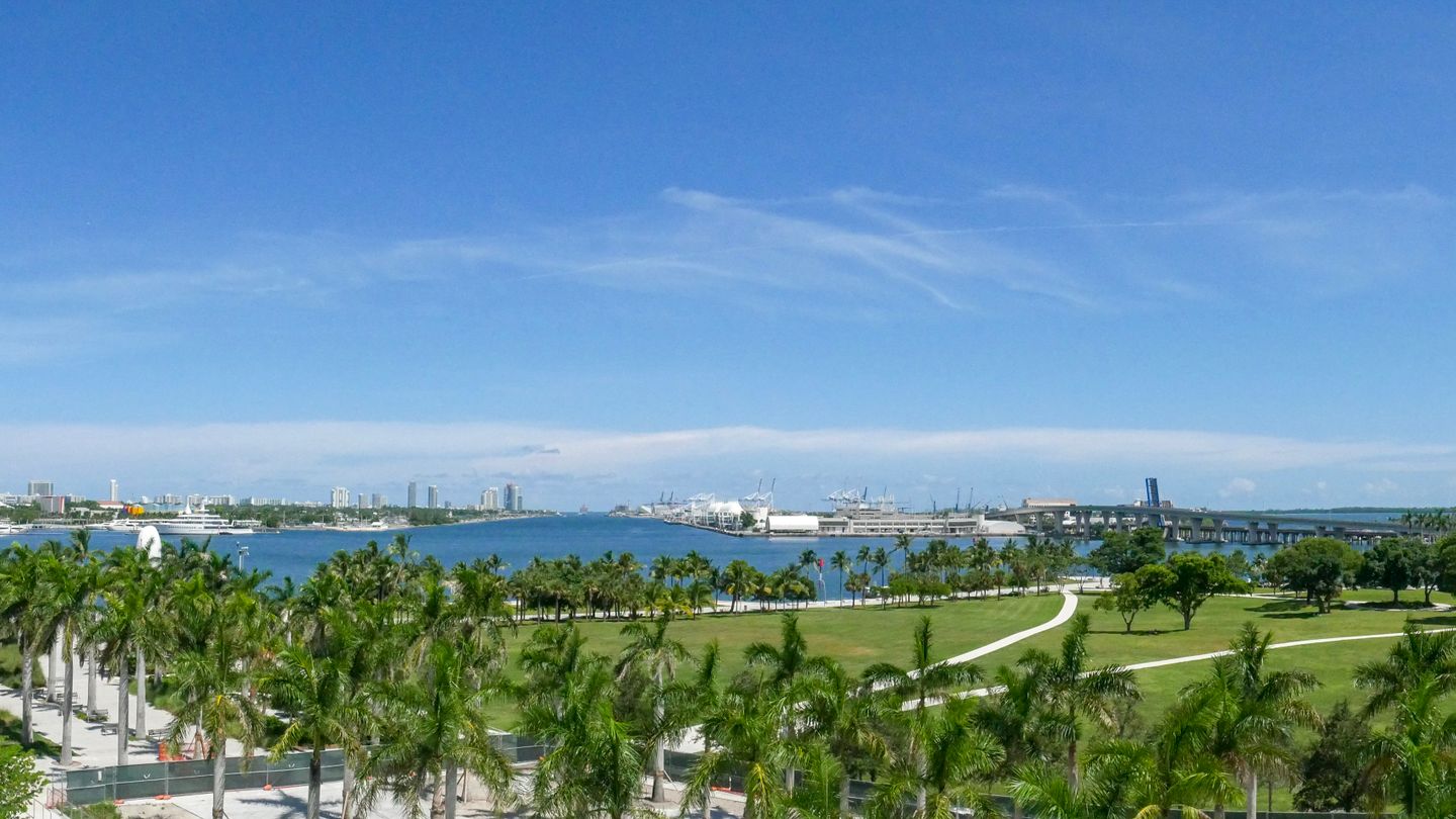 Vista aérea do horizonte de Miami e da Baía de Biscayne onde se concentram as compras de estrangeiros