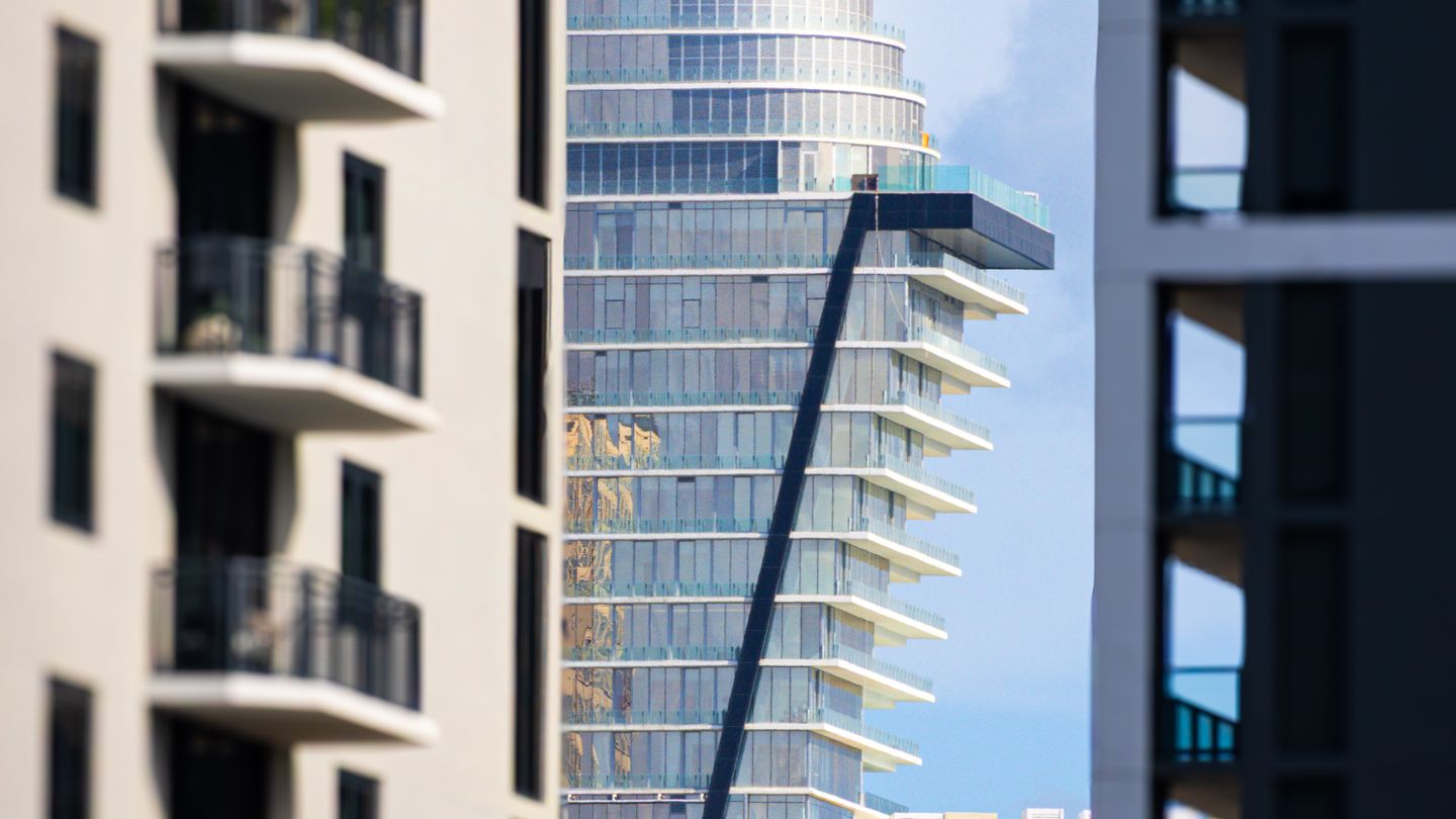 Arquitetura moderna de torres em Miami, edifícios novos que não carregam risco de inspeção milestone no curto prazo