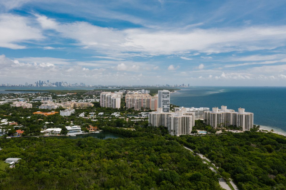 Torres de condominios de Key Biscayne con el skyline del centro de Miami en el horizonte