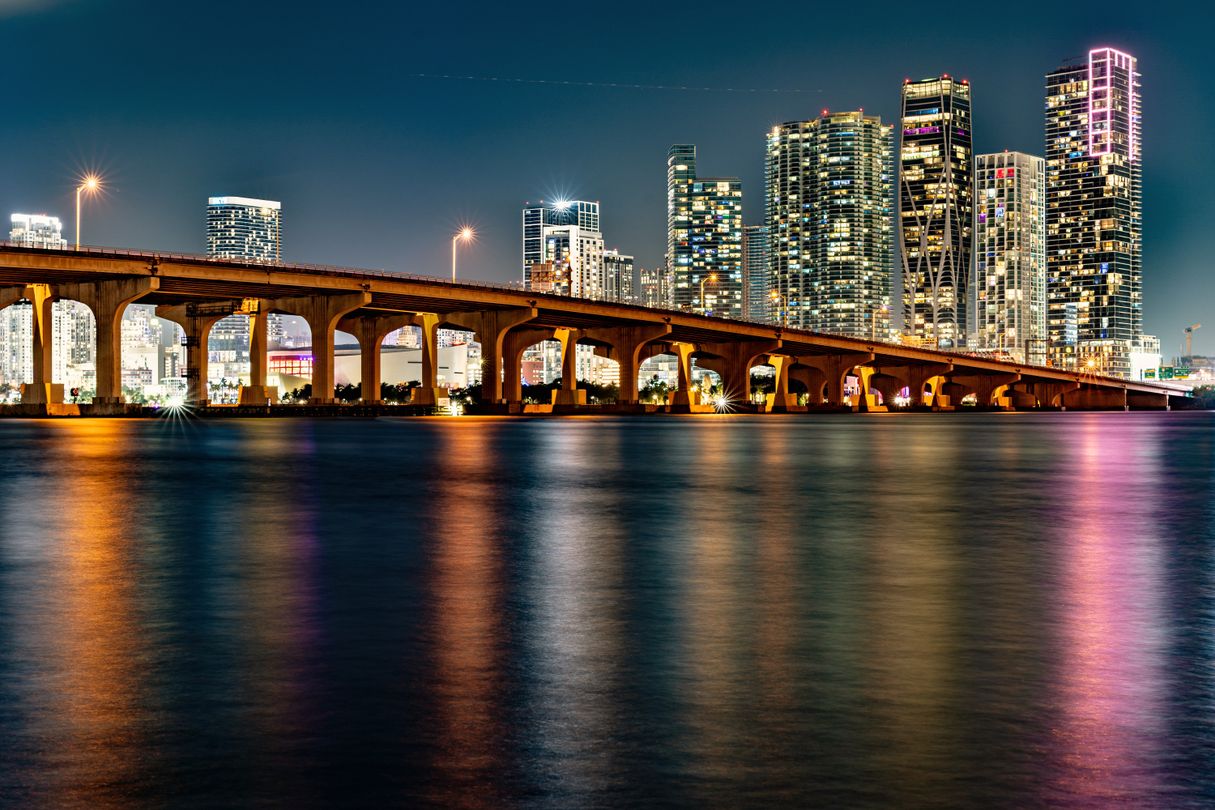 Venetian Causeway sobre a Baía de Biscayne com torres de condomínios de luxo do centro de Miami à noite