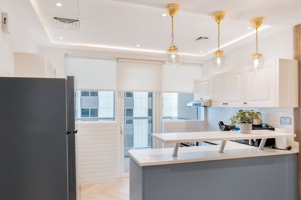 Interior moderno de cocina de condominio de lujo de Miami con vistas a la ciudad, el producto terminado que pagan los depósitos de preconstrucción