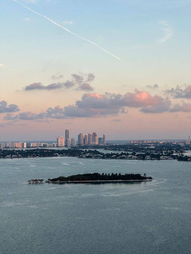 Ilhas da Baía de Biscayne e o skyline de luxo de Miami Beach ao pôr do sol, vista aérea