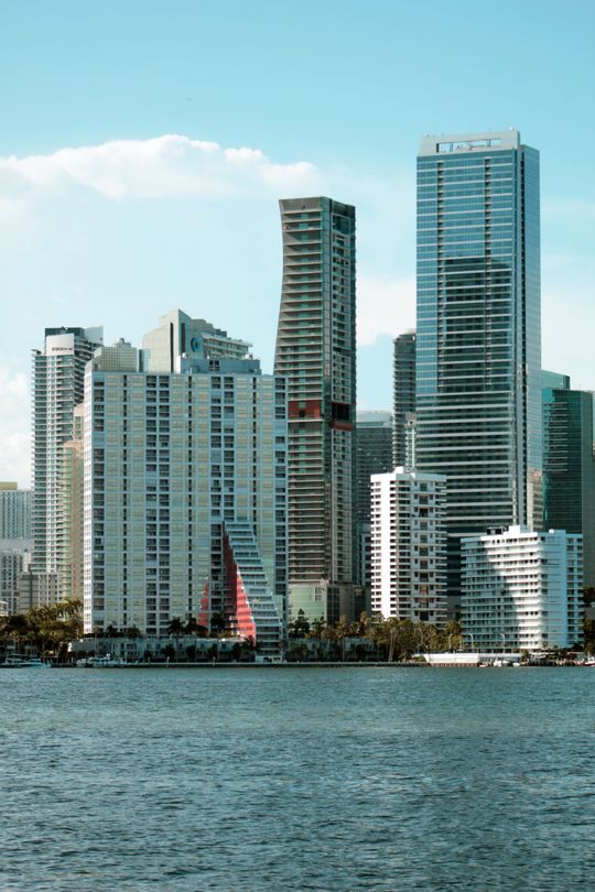 Torres de condomínios de luxo de Brickell à beira-mar de Miami com um veleiro, durante o dia