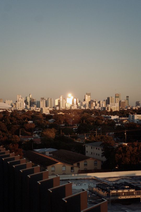 Skyline de condomínios de luxo do centro de Miami na hora dourada visto de cima