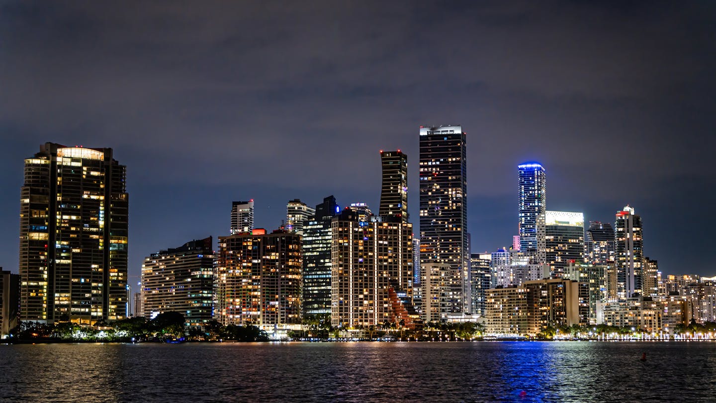 Horizonte de Brickell à noite onde o capital internacional se concentra em condomínios de pré-construção de Miami